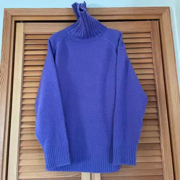 보라색 터틀넥 스웨터