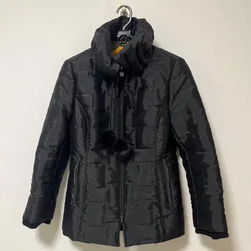 블랙 폼폼 포함 다운 자켓 이타리야