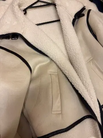 플리스 자켓 크림색