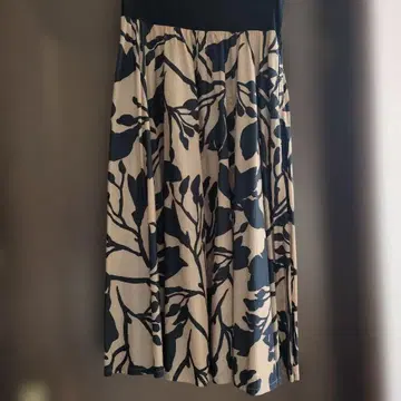 케이하야마플러스 플레어 스커트 베이지와 블랙 꽃무늬