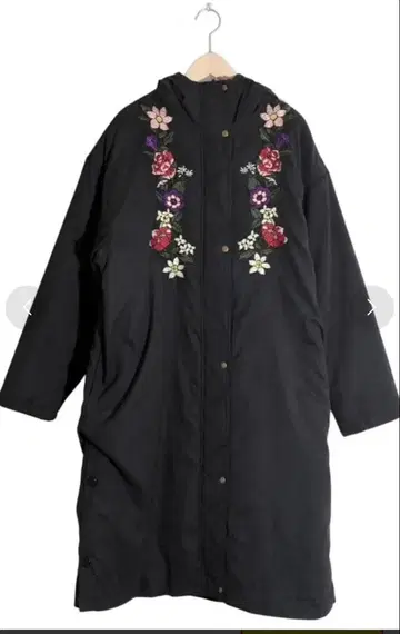 이즈스칼라 꽃 자수 충전솜 코트 (블랙)