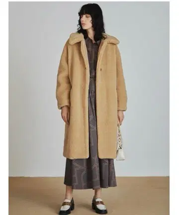 릴리 브라운 무스탕 코트 베이지