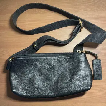 블랙 가죽 숄더백 (일비종떼)