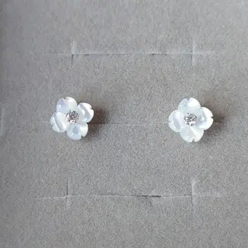 미사용 츠츠미 쉘 플라워 화이트 계열 귀걸이 K10 화이트 골드