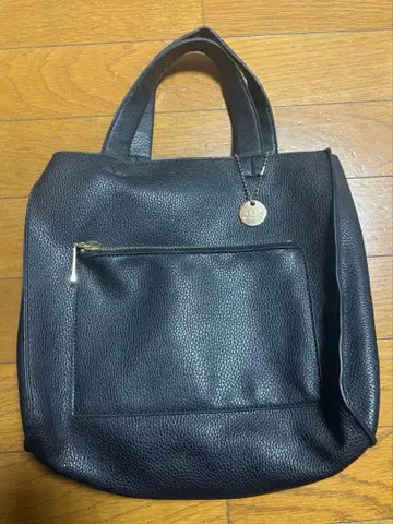 T.S.L 블랙 가죽 핸드백 외부 포켓 부착