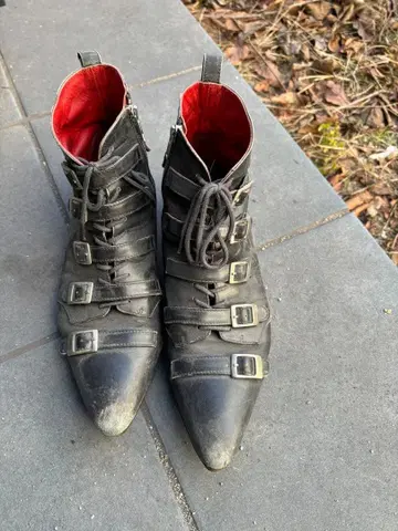 BY V. 블랙 가죽 부츠 빨간색 내부