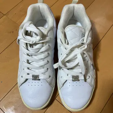 DC 화이트 스니커즈