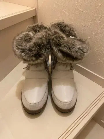 퍼 달린 화이트 숏부츠