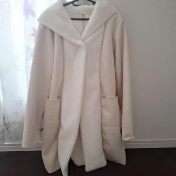 후드 부착 크림색 롱 코트