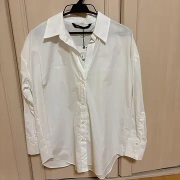 화이트 긴팔 셔츠 백 플리츠