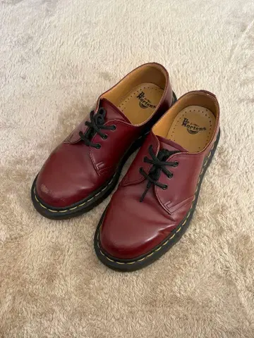 Dr. Martens 버건디 레이스업 슈즈