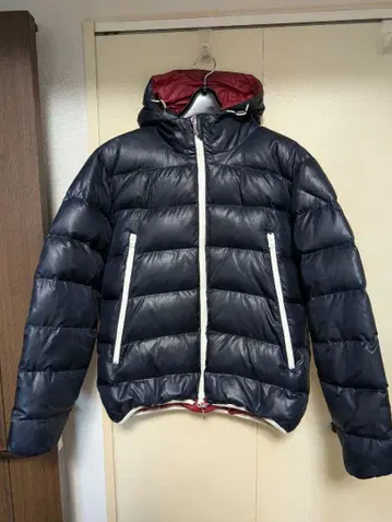 네이비 후드 부착 다운 자켓