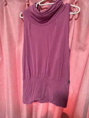 퍼플 슬리브리스 상의 드레이프넥