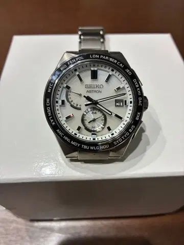 SEIKO ASTRON 화이트 다이얼 솔라 전파 티타늄