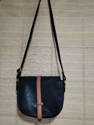 블랙 스캘럽 엣지 숄더백