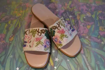 플라밍고 자수 화이트 샌들