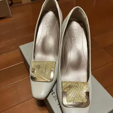 베이지 크림색 가죽 스퀘어토 펌프스