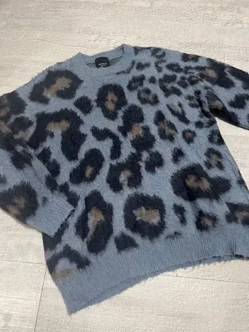 로즈버드 표범 무늬 스웨터