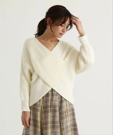 FENNEL / 프론트 크로스 디자인 니트