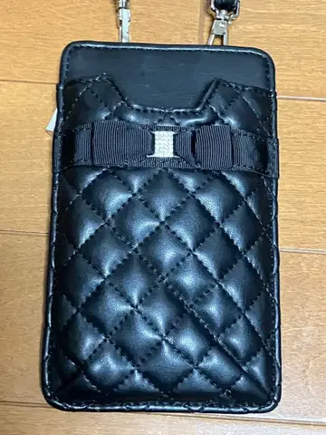 TO BE CHIC 퀼팅 스마트폰 숄더백