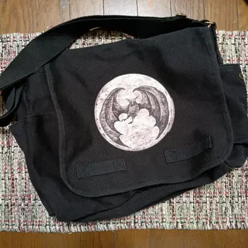 에드워드 고리 숄더백