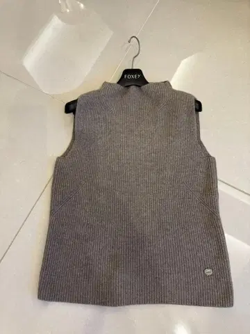 FOXEY 슬리브리스 스웨터 베이지 40