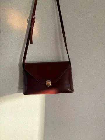 다크 브라운 숄더백 플랩식