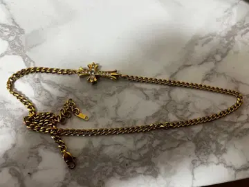 크로스 모티브의 골드 목걸이