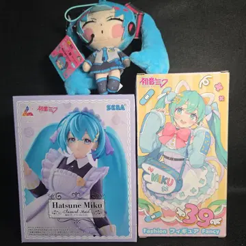 하츠네 미쿠 피규어와 봉제 인형 3종 세트
