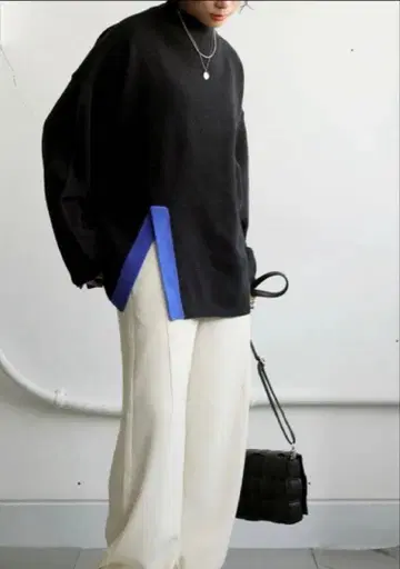 안티카 하이넥 슬릿 니트