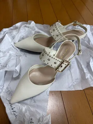 찰스앤키스 화이트 스터드 스틸레토 하이힐