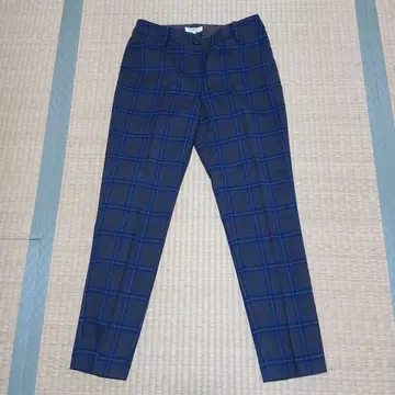 네이비 계열 체크 슬랙스