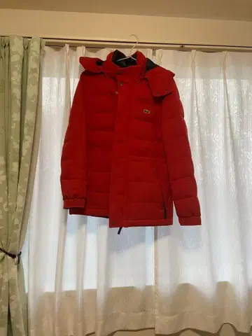 라코스테 빨간색 다운 자켓 후드 부착