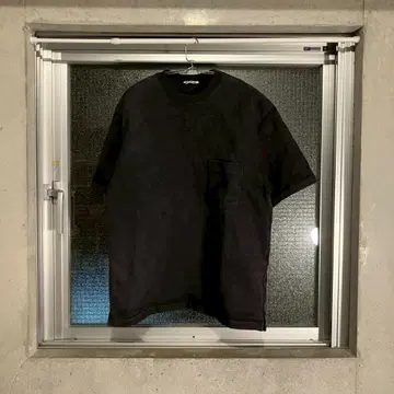 AURATEE 블랙 T셔츠 포켓 부착