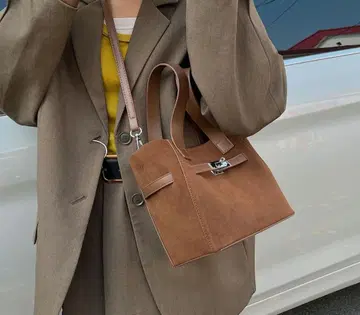 브라운 스웨이드 숄더백 A36
