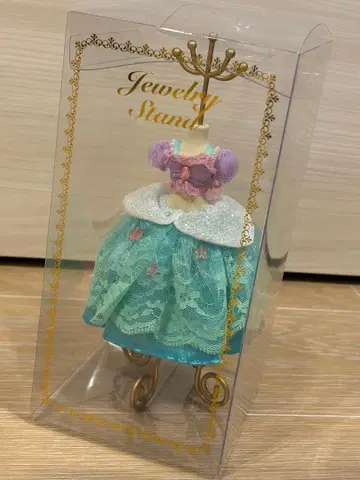 주얼리 스탠드 아리엘의 드레스