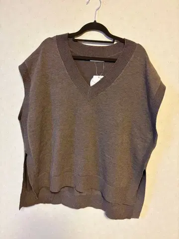 BRICK HOUSE V넥 슬리브리스 베스트