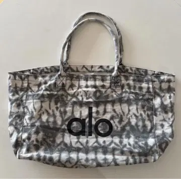 애로우 요가 ALO Yoga 토트백 그레이
