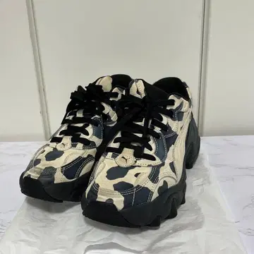 PUMA 카우 패턴 스니커즈