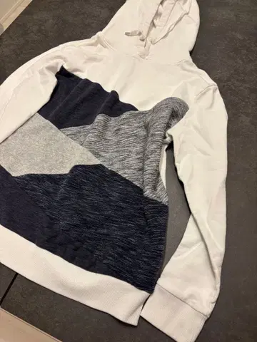 지오메트릭 패턴 후드 부착 후드티