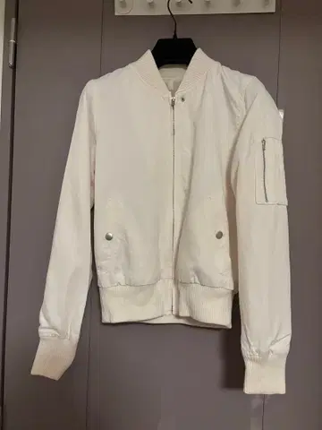 Laisse Passe 레스 빠세 MA-1풍 자켓 화이트