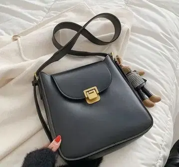 블랙 숄더백 플랩 포함