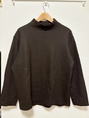 네스트로브 터틀넥 스웨터