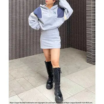 뉴욕 양키스 후드 부착 맨투맨과 타이트 스커트
