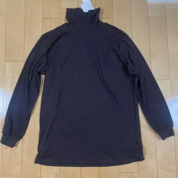 브라운 LL 터틀넥 긴팔 티셔츠