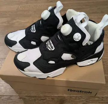 미사용 새상품 리복 펌프 퓨리 화이트 블랙 23.5cm