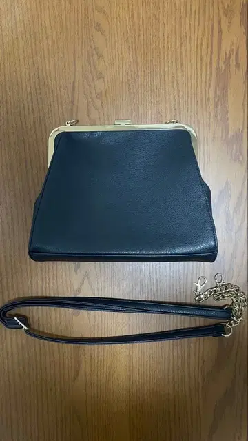 블랙 가마구치 숄더백 합성 피혁