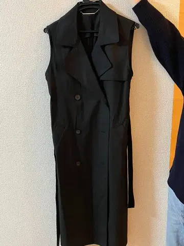 Mila Owen 블랙 슬리브리스 베스트