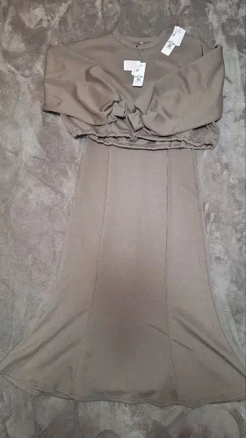 브라운 긴팔 상의와 슬립 드레스 세트