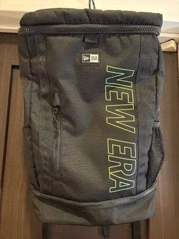 NEW ERA 블랙 메쉬 포켓 부착 백팩
